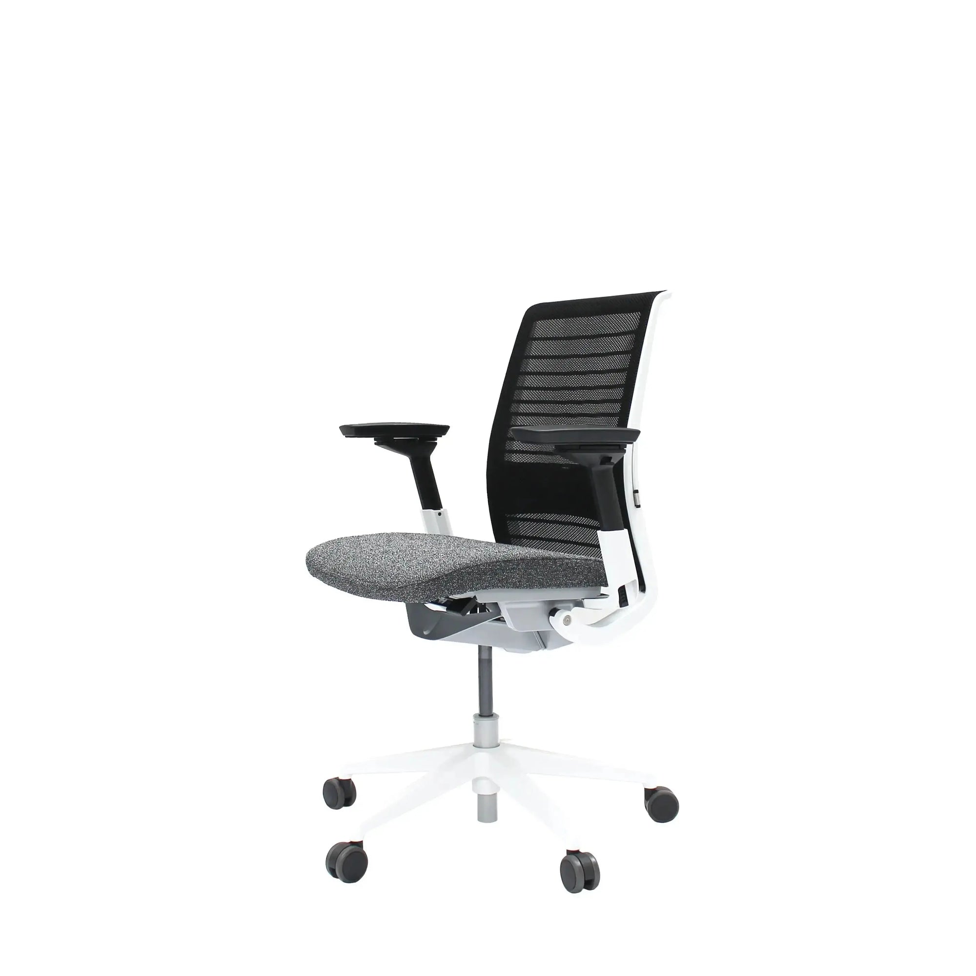 Silla de oficina ajustable Steelcase Think con reposabrazos