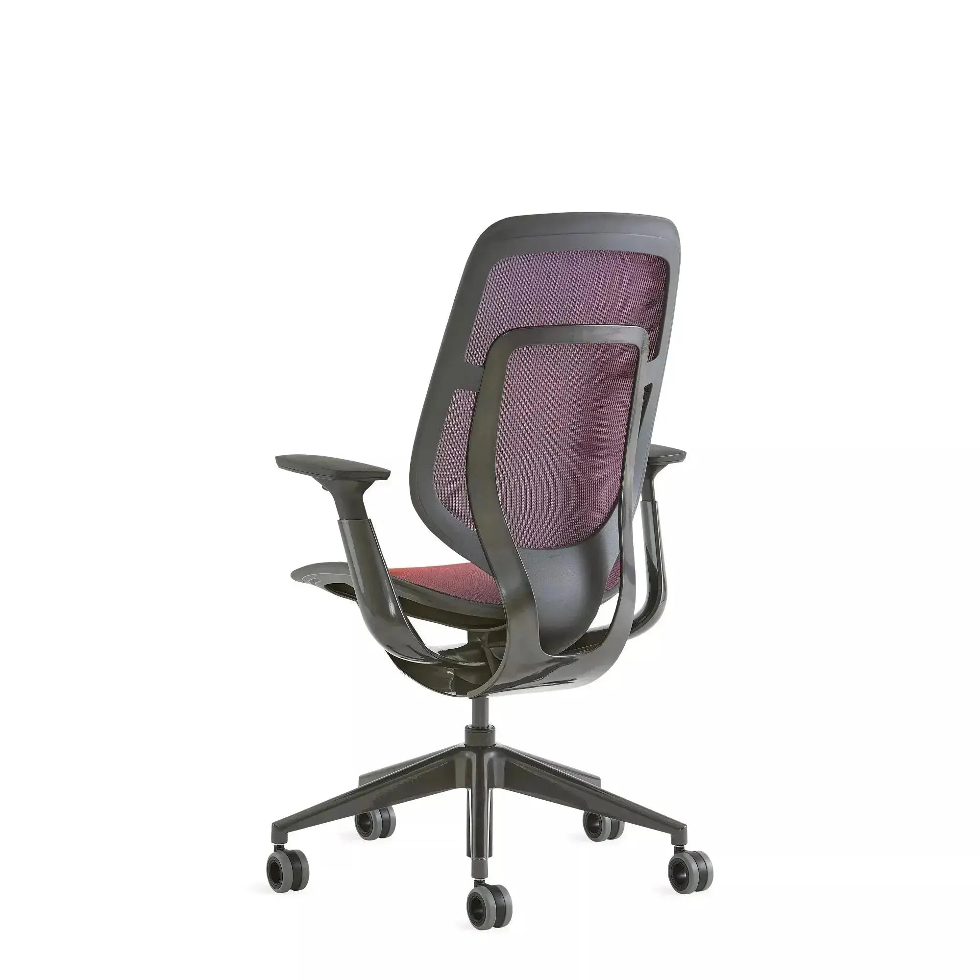 Steelcase Karman en un despacho, resaltando su diseño ergonómico