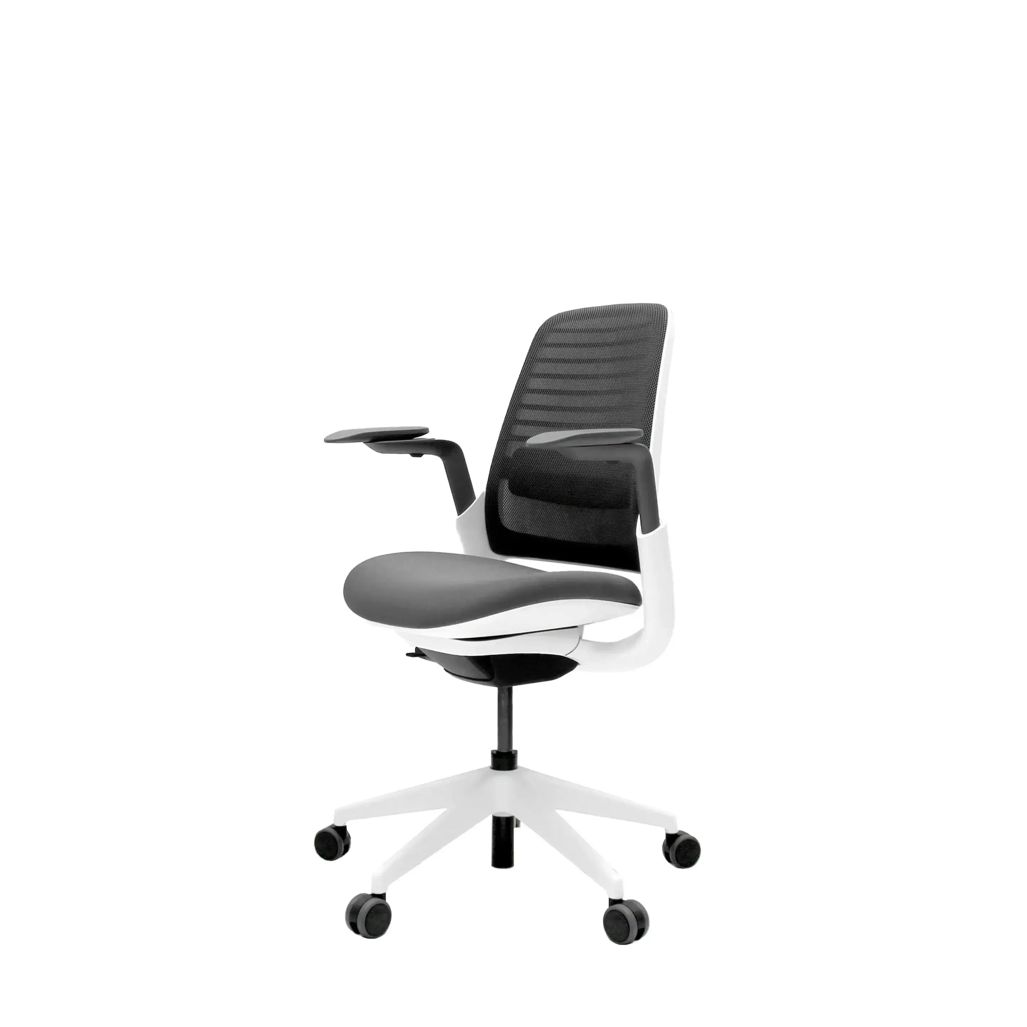 Silla ajustable Steelcase Series 1 en oficina moderna, combinando funcionalidad y estilo